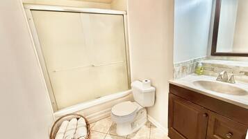 Douche, serviettes fournies, savon, papier toilette