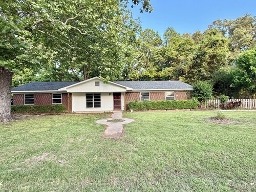 Spacious 3BR Home. Sleeps 8. Quiet Area. Close to Town.