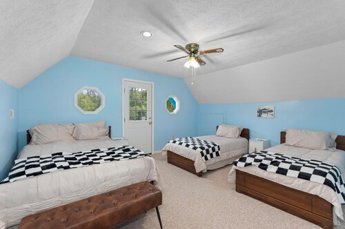 Barkley Bungalow-Family-friendly lakeside retreat near tons of local attractions