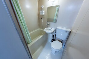 ヘアドライヤー、タオル、石鹸、トイレットペーパー