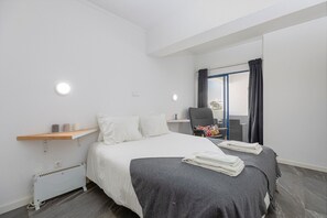 1 habitación, tabla de planchar con plancha, wifi y ropa de cama 