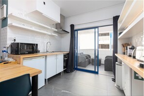 Kühlschrank, Mikrowelle, Ofen, Herdplatte