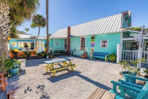 Outdoor dining - 🐾 Lofty Suites: Ground Floor, Dogs Welcome + Walk Flagler Ave to Beach! (New Smyrna Beach)
