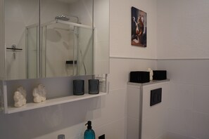 Shower, hair dryer, towels - Apartment 1 with Garage (Bad Harzburg)