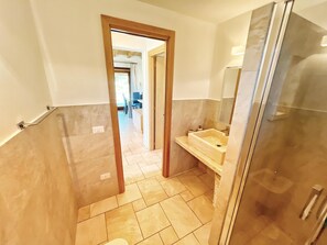 Douche, bidet, serviettes fournies, papier toilette