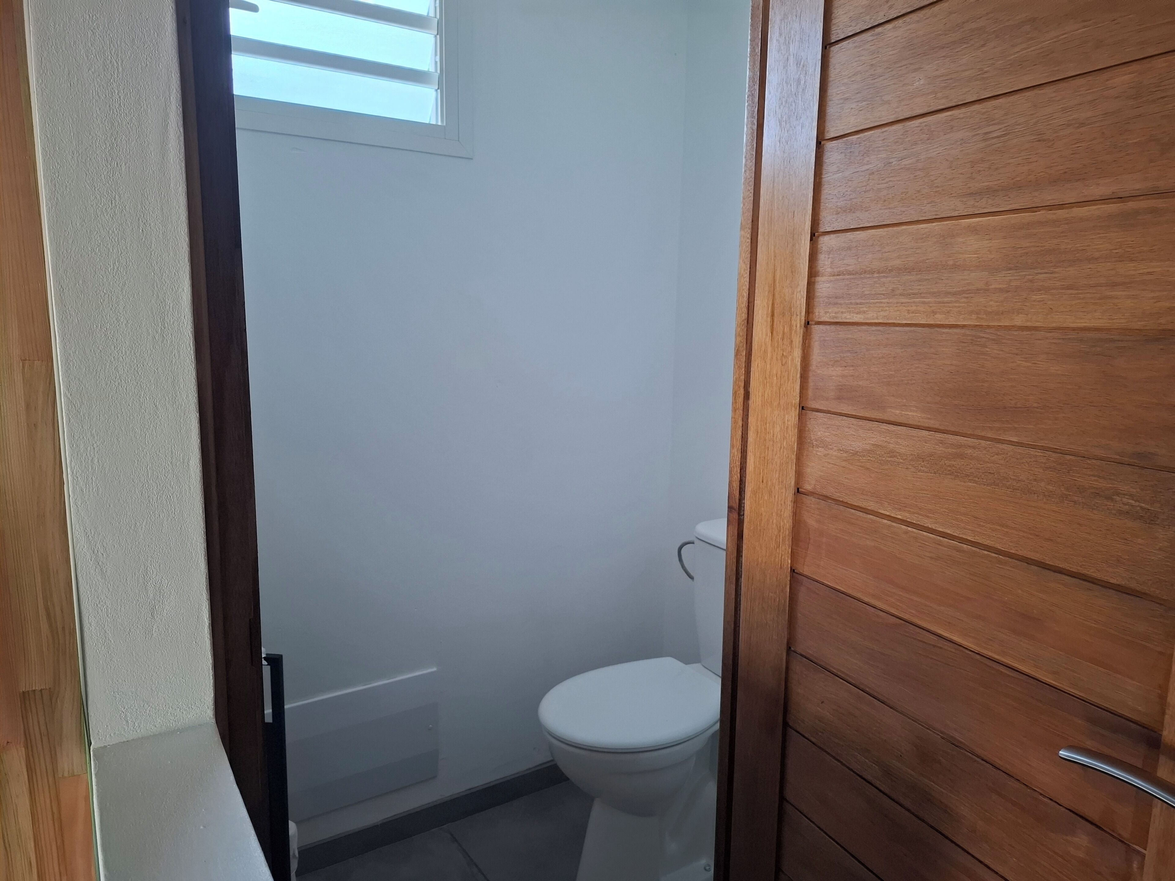 Douche, serviettes fournies, savon, papier toilette