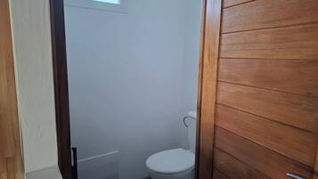 Douche, serviettes fournies, savon, papier toilette