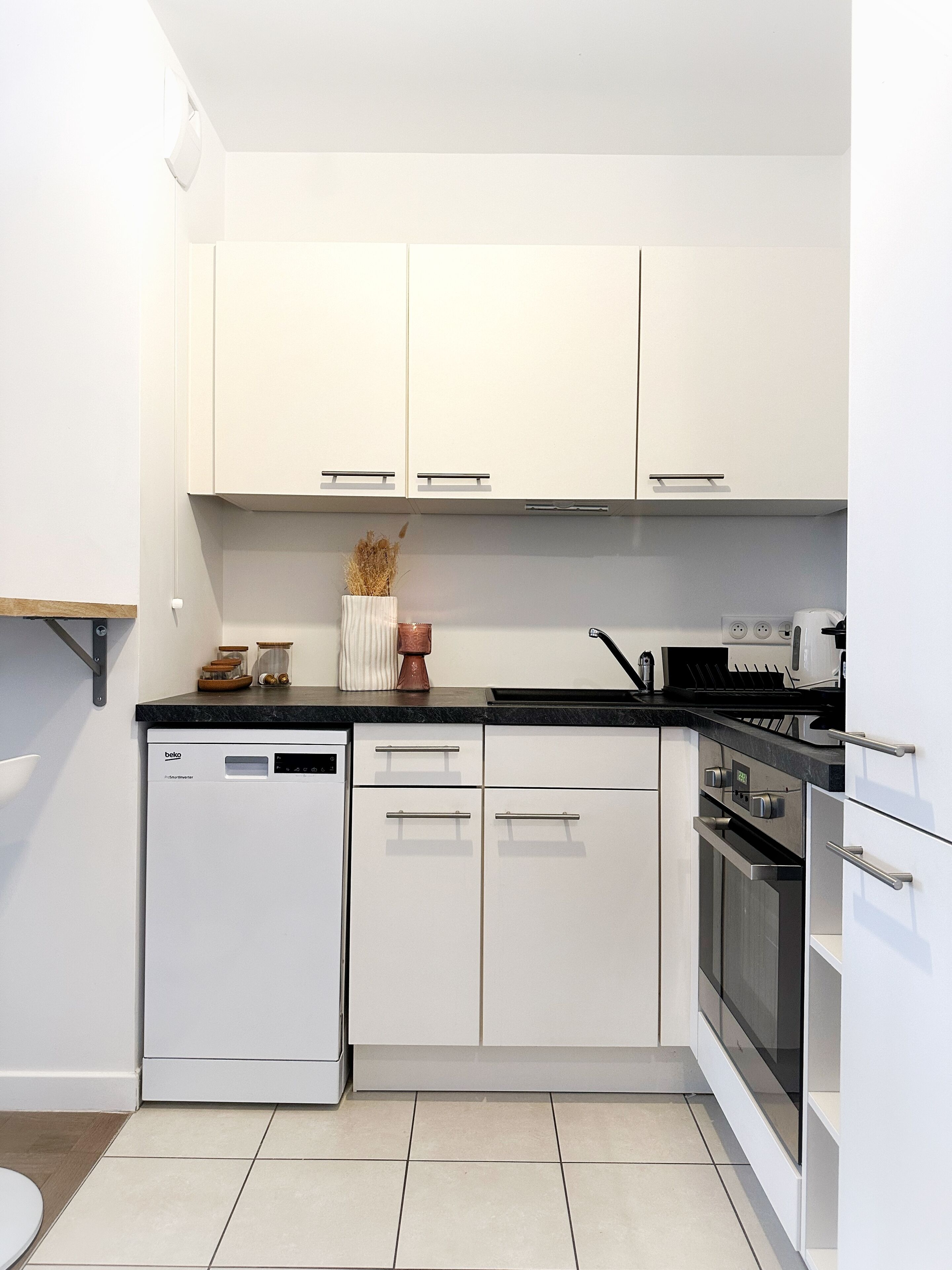 Full-sized fridge, microwave, oven, stovetop