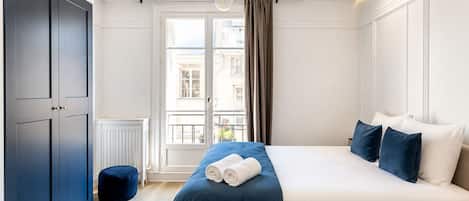 Departamento Deluxe, balcón, vista a la ciudad | Tabla de planchar con plancha