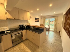 Wasserkocher mit Kaffee-/Teezubehör, Kühlschrank, Mikrowelle, Ofen