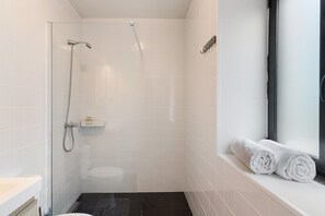 Shower, hair dryer, towels - Casa da Maricas – São Vicente: Tranquility in Madeira’s Natural Paradise (São Vicente)