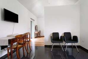 Interior - Holiday Home 'Casa Da Vicencia' with Mountain View, Shared Garden and Wi-Fi (São Vicente)
