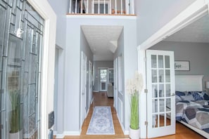 5 bedrooms, iron/ironing board, travel cot, WiFi - Knoxville Escape - Resort Style Backyard - Pool, Hot Tub, Sauna - Sleeps 15 (Knoxville)