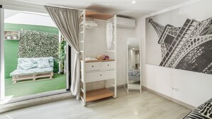 A room with a bed, a desk, a mirror, and a green wall. - Vacation Home 'Ita' with Private Terrace, Wi-Fi and Air Conditioning (Mogán)