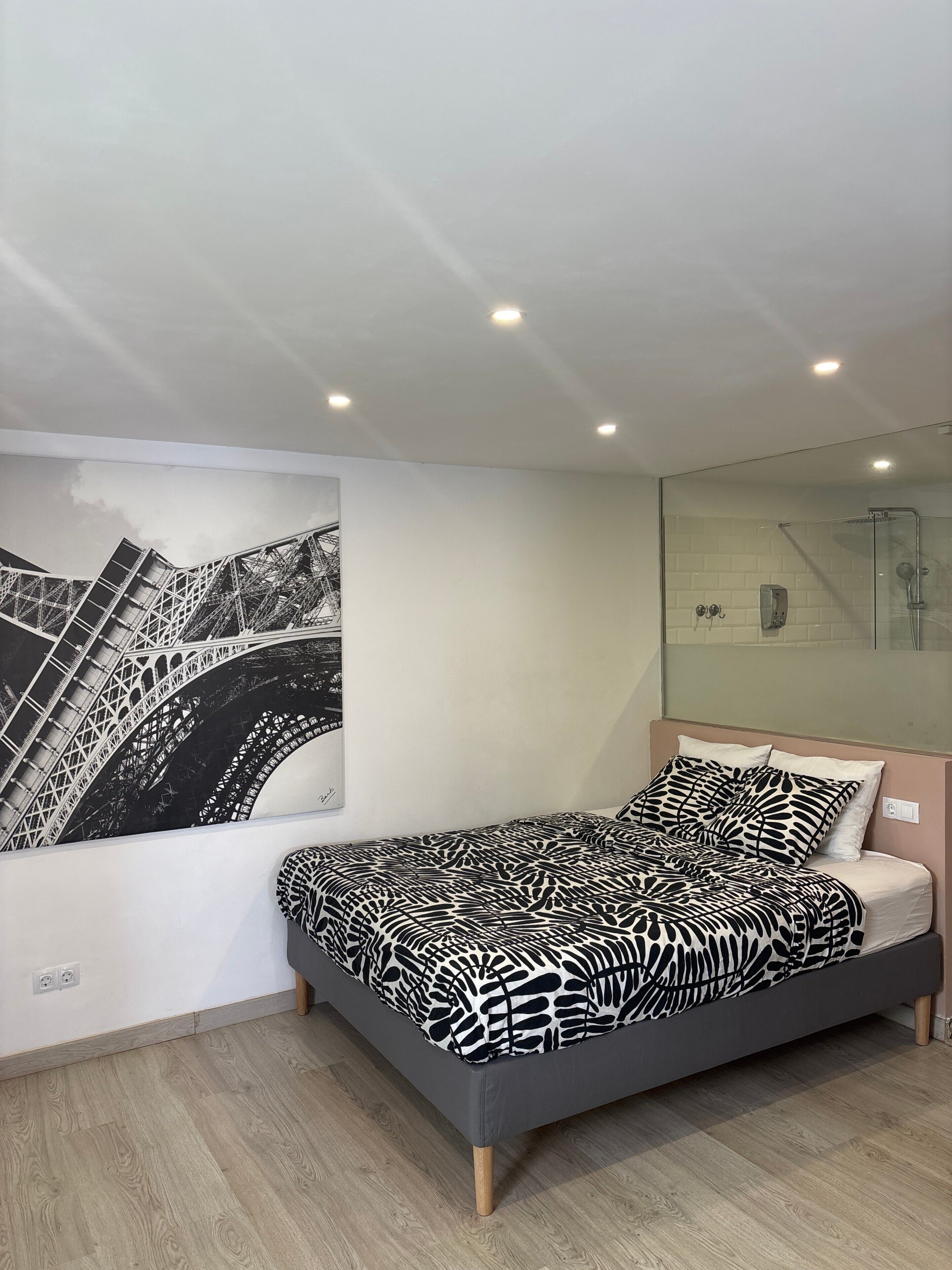 Iron/ironing board, WiFi, bed sheets