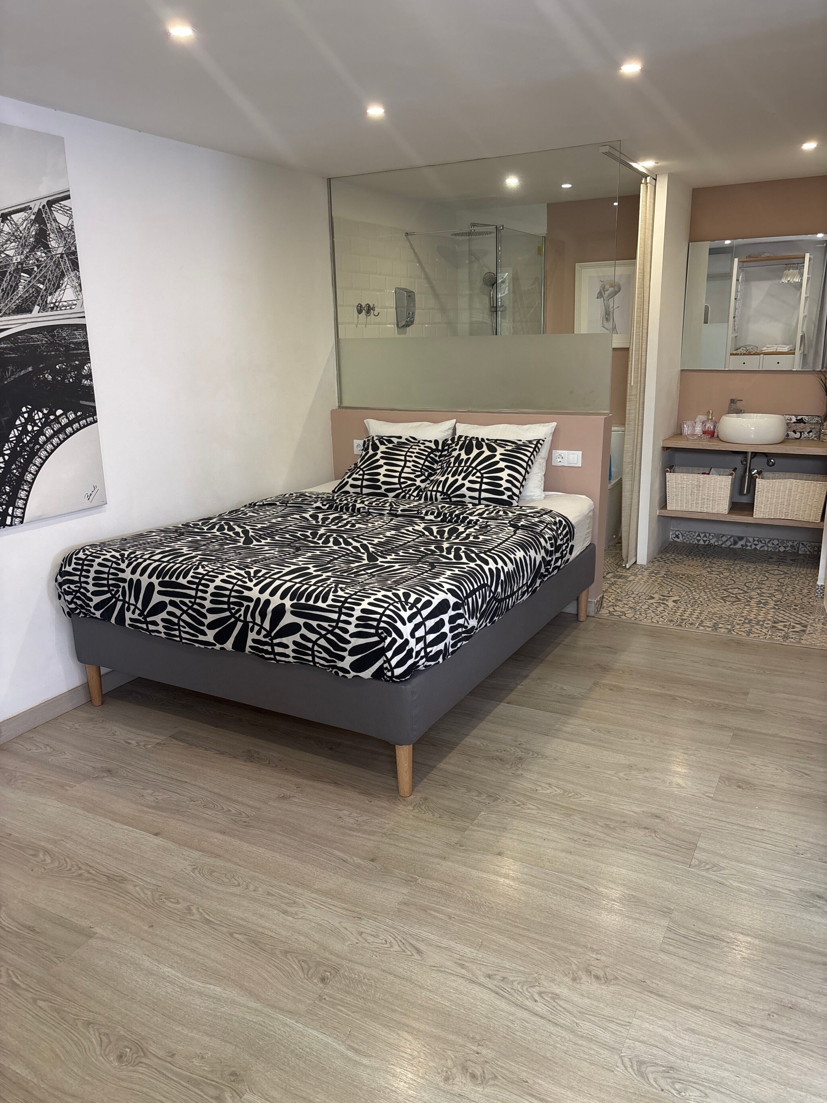 Iron/ironing board, WiFi, bed sheets