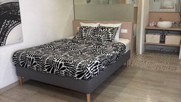 Iron/ironing board, WiFi, bed sheets