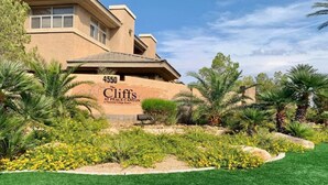 Een gebouw met een bord waarop staat 'The Cliffs at Peace Canyon' en het nummer '4550'.