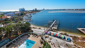 Un hôtel situé sur la côte, doté d’une piscine, d’une plage et d’un port de plaisance.