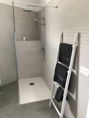 Shower, hair dryer, towels - Vacation Apartment 'Guada' with Private Terrace, Wi-Fi and Air Conditioning (Tao)