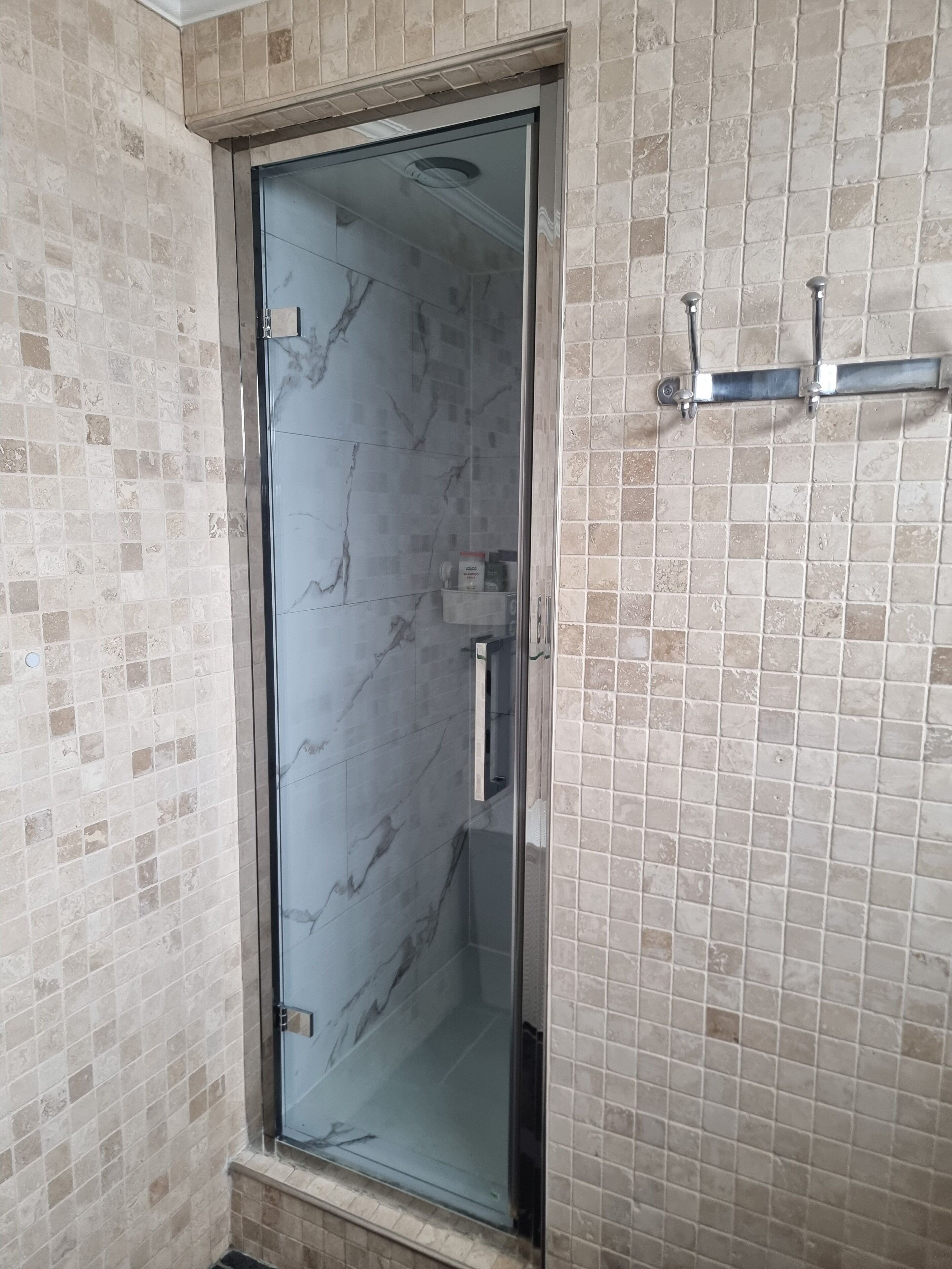 Douche, séchoir à cheveux, serviettes fournies, savon