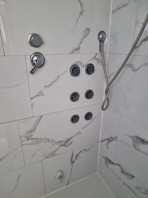 Shower, hair dryer, towels, soap - Cozy 2-bedroom house in peaceful Wetteren with air conditioning (Wetteren)