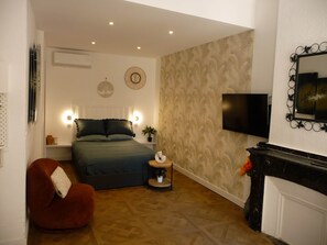 1 bedroom, desk, free WiFi, bed sheets - Studio de la Comédie, 1st floor (Narbonne)