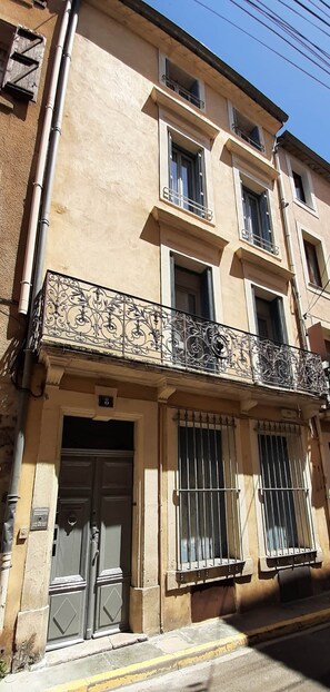 Exterior detail - Studio de la Comédie, 1st floor (Narbonne)