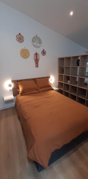 1 bedroom, desk, free WiFi, bed sheets - Studio de la Comédie, top floor (Narbonne)