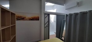 1 bedroom, desk, free WiFi, bed sheets - Studio de la Comédie, top floor (Narbonne)