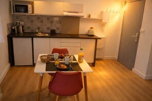 Fridge, microwave, stovetop, coffee/tea maker - Studio de la Comédie, top floor (Narbonne)