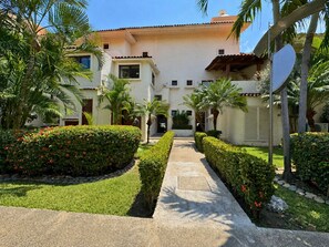 Unclassified image, 3 of 57, button - Exclusive Marina-Front Villa Surrounded by Ocean, Yachts, and Natural Beauty (Ixtapa)