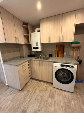 Coffee/tea maker, fridge, microwave, oven