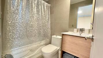 Secadora de cabello, toallas, jabón, papel de baño
