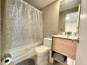 Secadora de cabello, toallas, jabón, papel de baño 
