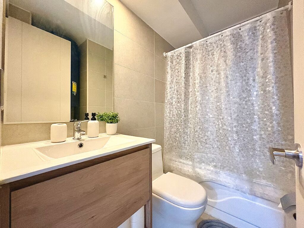 Toallas, jabón, shampoo, papel de baño 