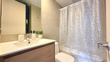 Toallas, jabón, shampoo, papel de baño