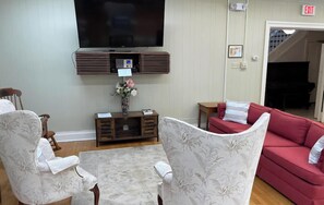 Living area - Quaint lodging in the heart of Westfield at the YWCA Westfield / King size bed (Westfield)