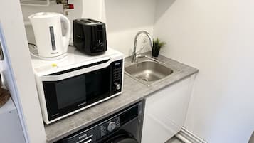 Comfort Apartment, City View | Private kitchen | Fridge, microwave, oven, stovetop