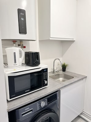 Comfort Apartment, City View | Private kitchen | Fridge, microwave, oven, stovetop