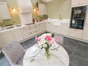Dishwasher, cookware/dishes/utensils - Dairy Cottage (Swansea)