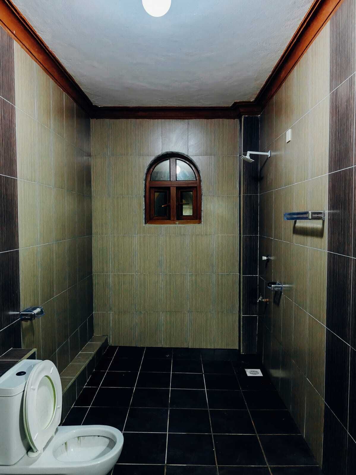 Haartrockner, Handtücher, Seife, Toilettenpapier