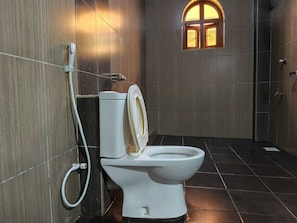 Hair dryer, towels, soap, toilet paper - 10min walk to the beach. (Mombasa)