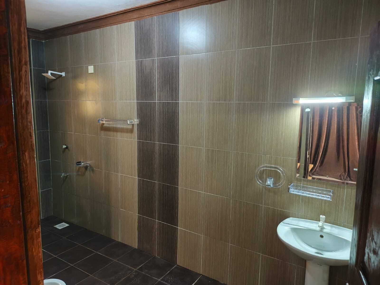 Sèche-cheveux, serviettes fournies, savon, papier toilette