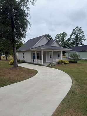 Exterior - Cottage at Gordon Cove - Pets Allowed/No Pet Fee (Summerton)