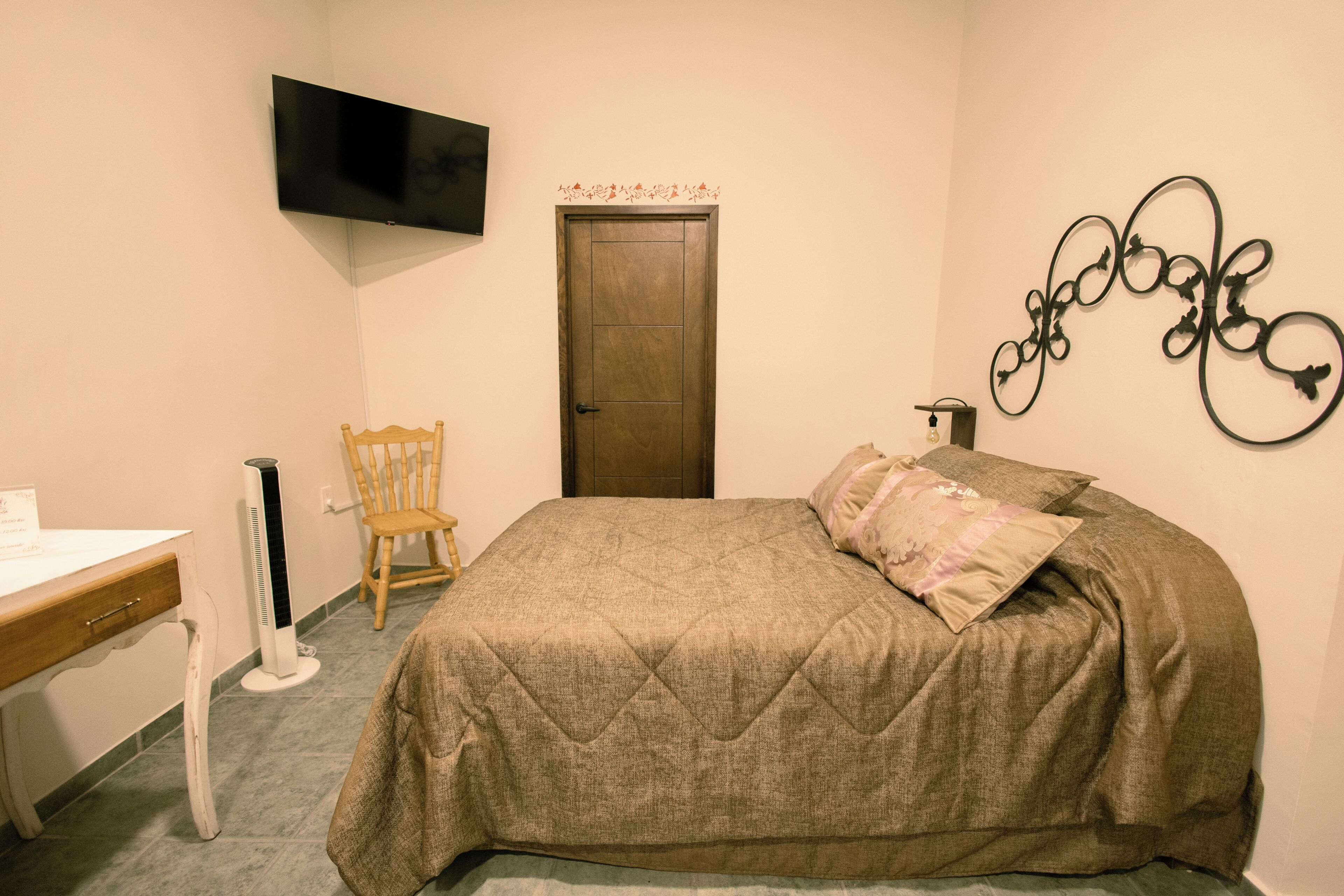 Habitación cuádruple familiar, baño privado, vista a la ciudad | Tabla de planchar con plancha y wifi gratis 