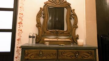 Deluxe Room, Private Bathroom, Garden View | Interior