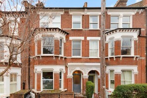 House - Peaceful Flat 1 Minute From Clapham Junction (London)