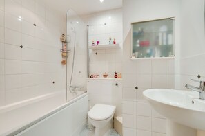Ein Badezimmer mit Badewanne, Toilette und Waschbecken.
