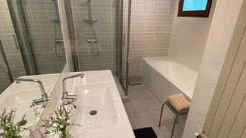 Douche, sĂšche-cheveux, serviettes fournies
